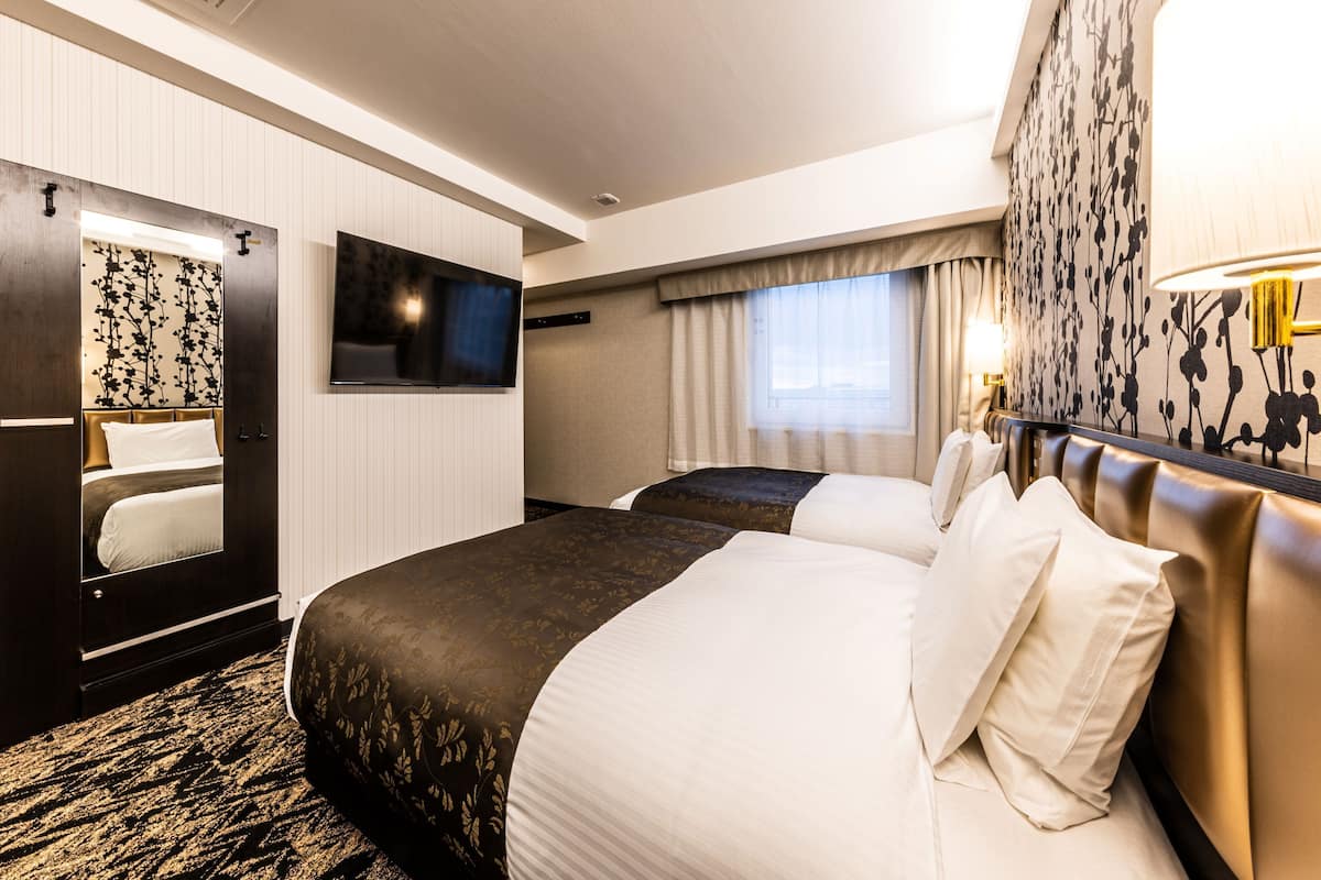 1 bedroom, down comforters, desk, laptop workspace