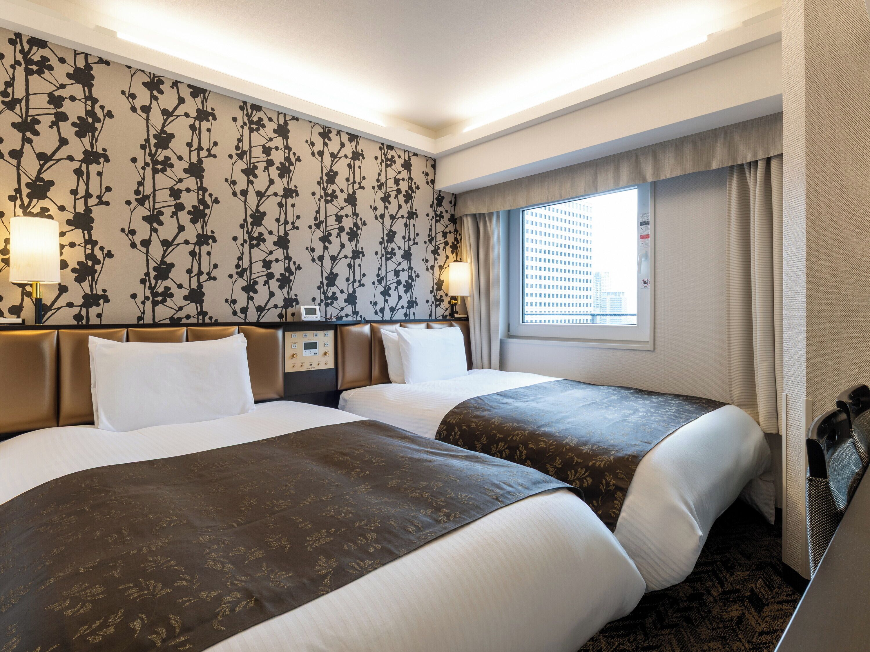 Duntäcken, skrivbord, arbetsyta för laptop och mörkläggningsgardiner