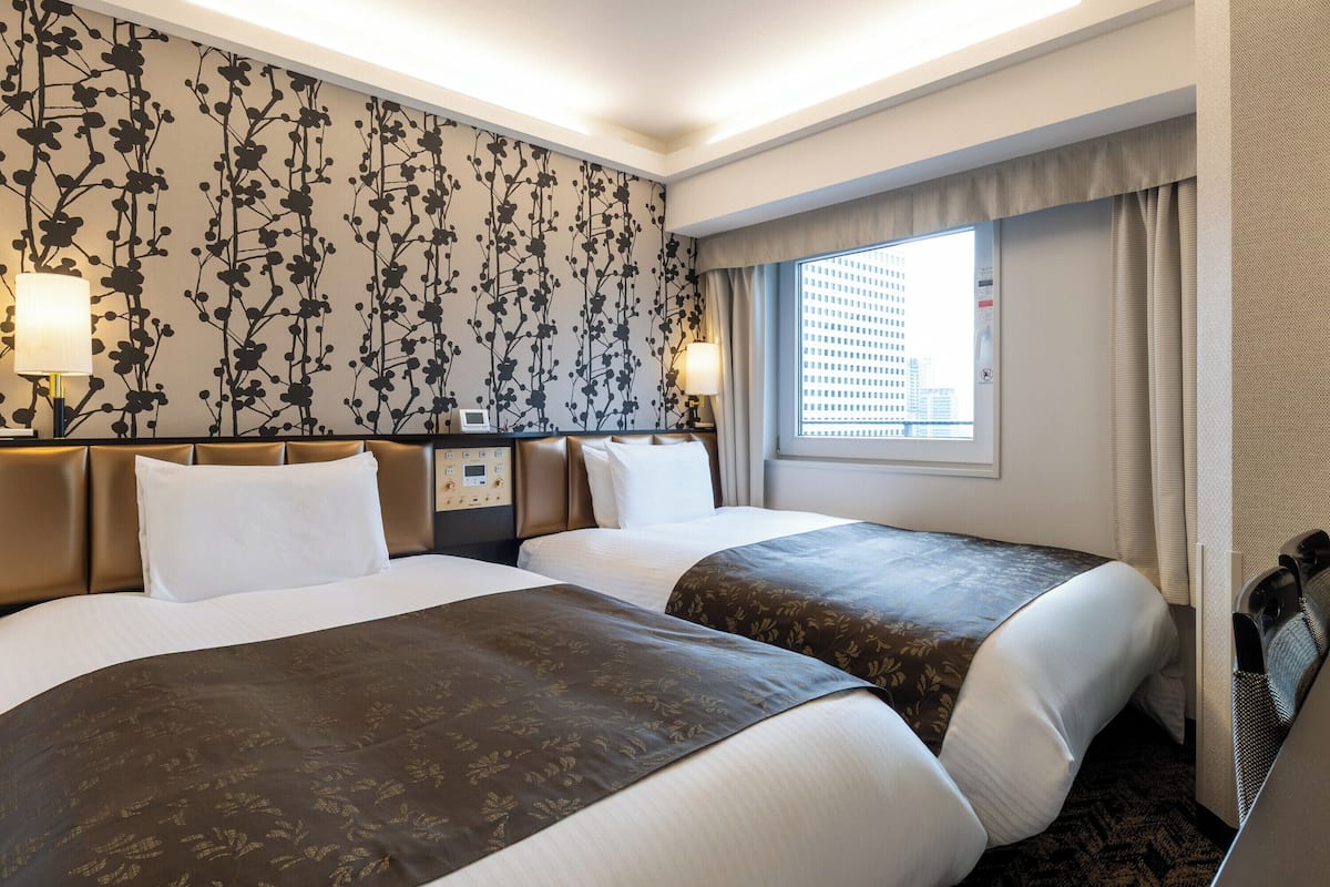 Duntäcken, skrivbord, arbetsyta för laptop och mörkläggningsgardiner