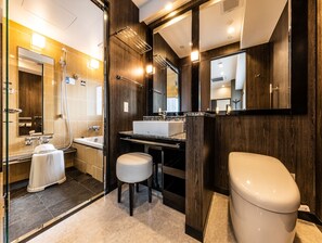 Deluxe Twin Room, Non Smoking | Bathroom | Combined shower/tub, free toiletries, hair dryer, slippers