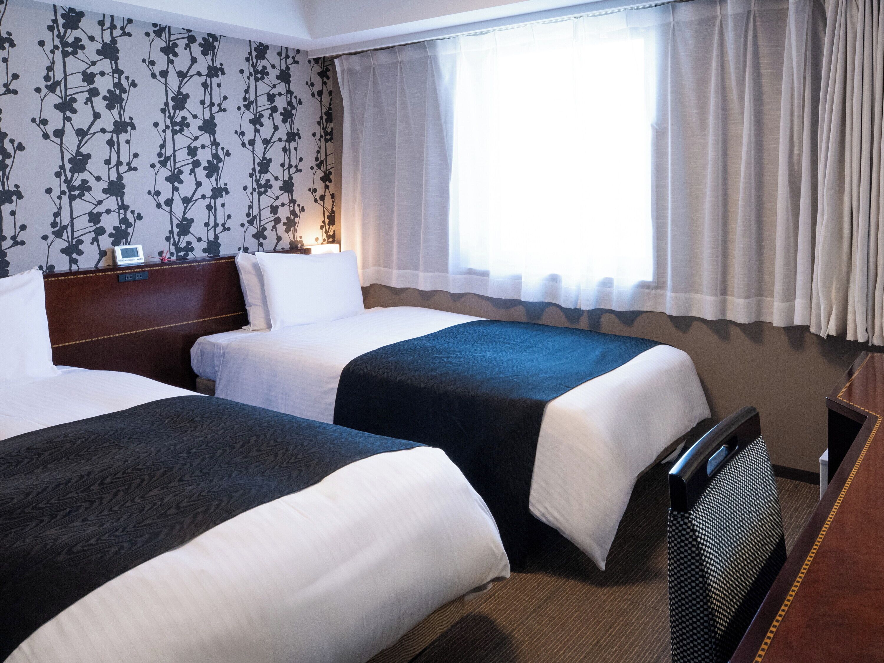 Tomannsrom, ikke-røyk | Dundyner, skrivebord, skrivebord for bærbar PC og blendingsgardiner