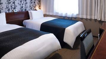 Tomannsrom, ikke-røyk | Dundyner, skrivebord, skrivebord for bærbar PC og blendingsgardiner