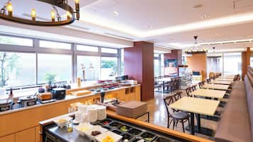 Petit déjeuner buffet (1800 JPY par personne)