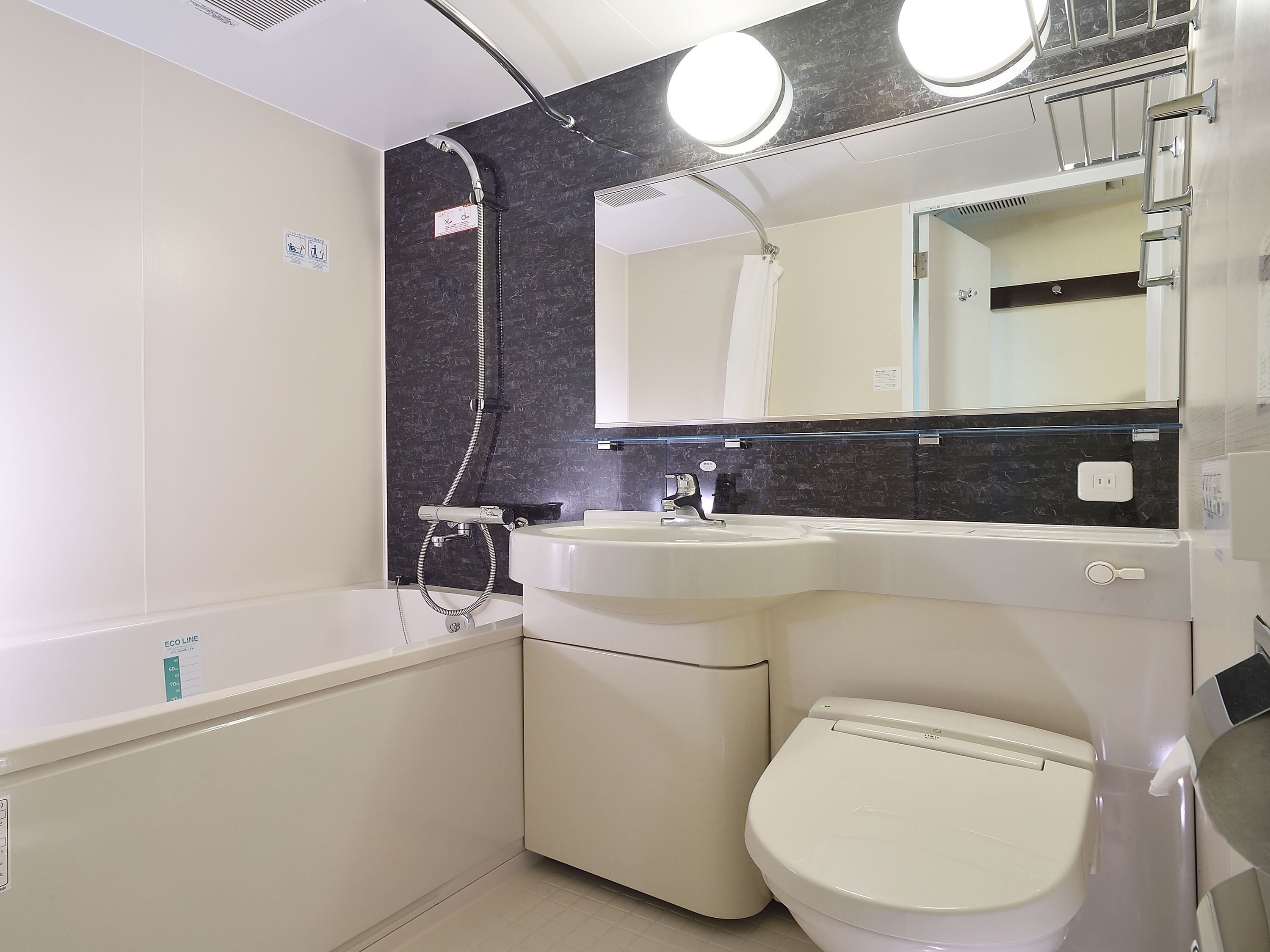 combined shower/bathtub, deep-soaking bathtub, free toiletries