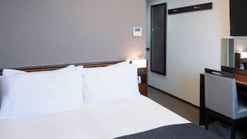 Kahden hengen huone, tupakointi kielletty | Untuvapeitot, työpöytä, kannettavalle tietokoneelle sopiva työtila