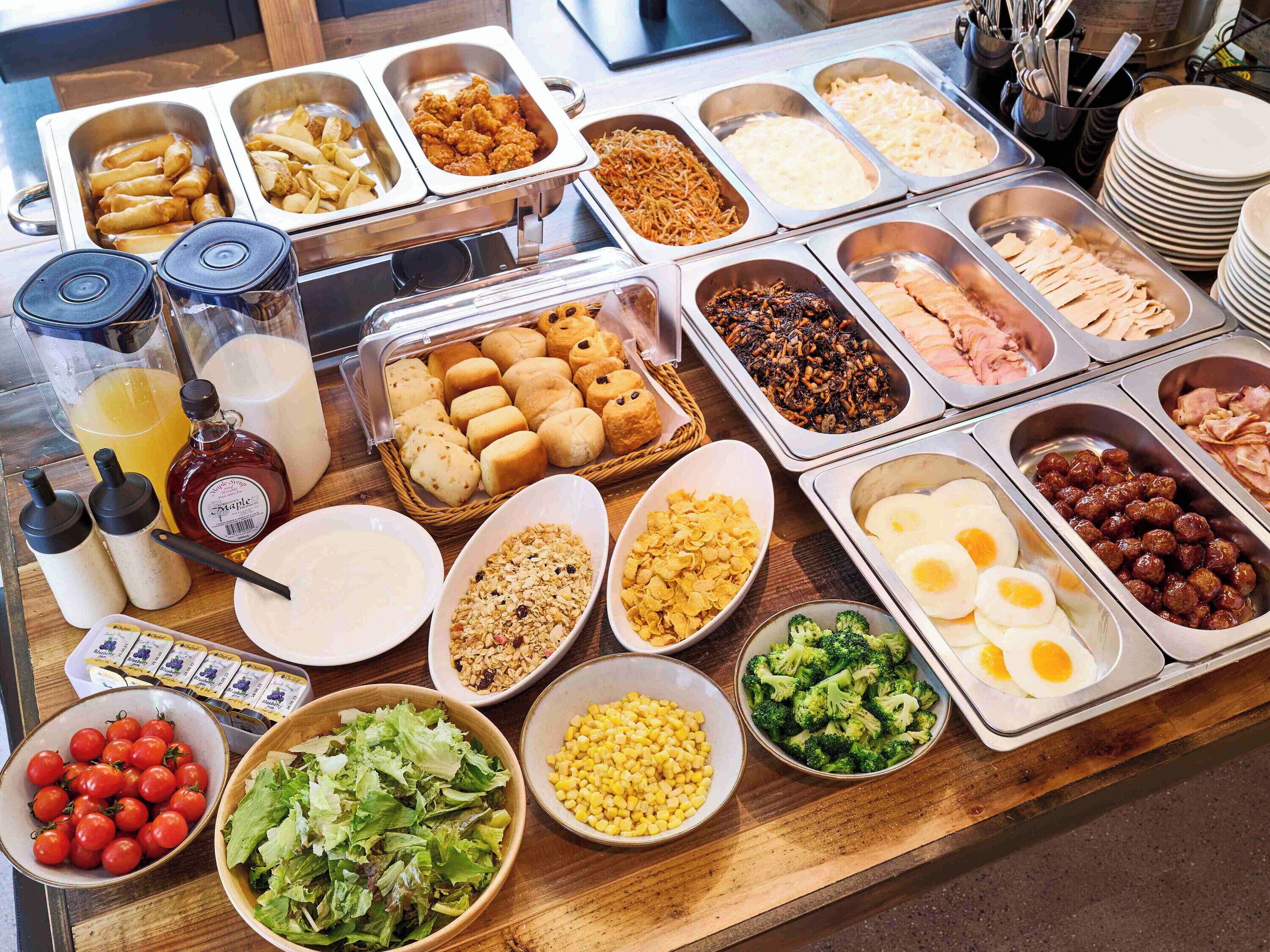 daily buffet breakfast (jpy 1800 per person)