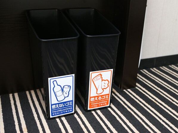 Two trash bins with labels indicating they are for non-combustibles and combustibles. - APA Hotel Asakusabashi Ekimae (Tokyo)