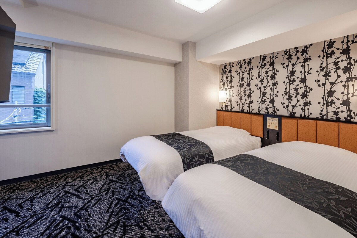 Kamar Twin, Bebas Asap Rokok | Selimut bulu angsa dan meja kerja