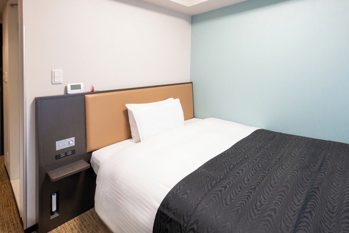 Down duvets, desk, free wired Internet