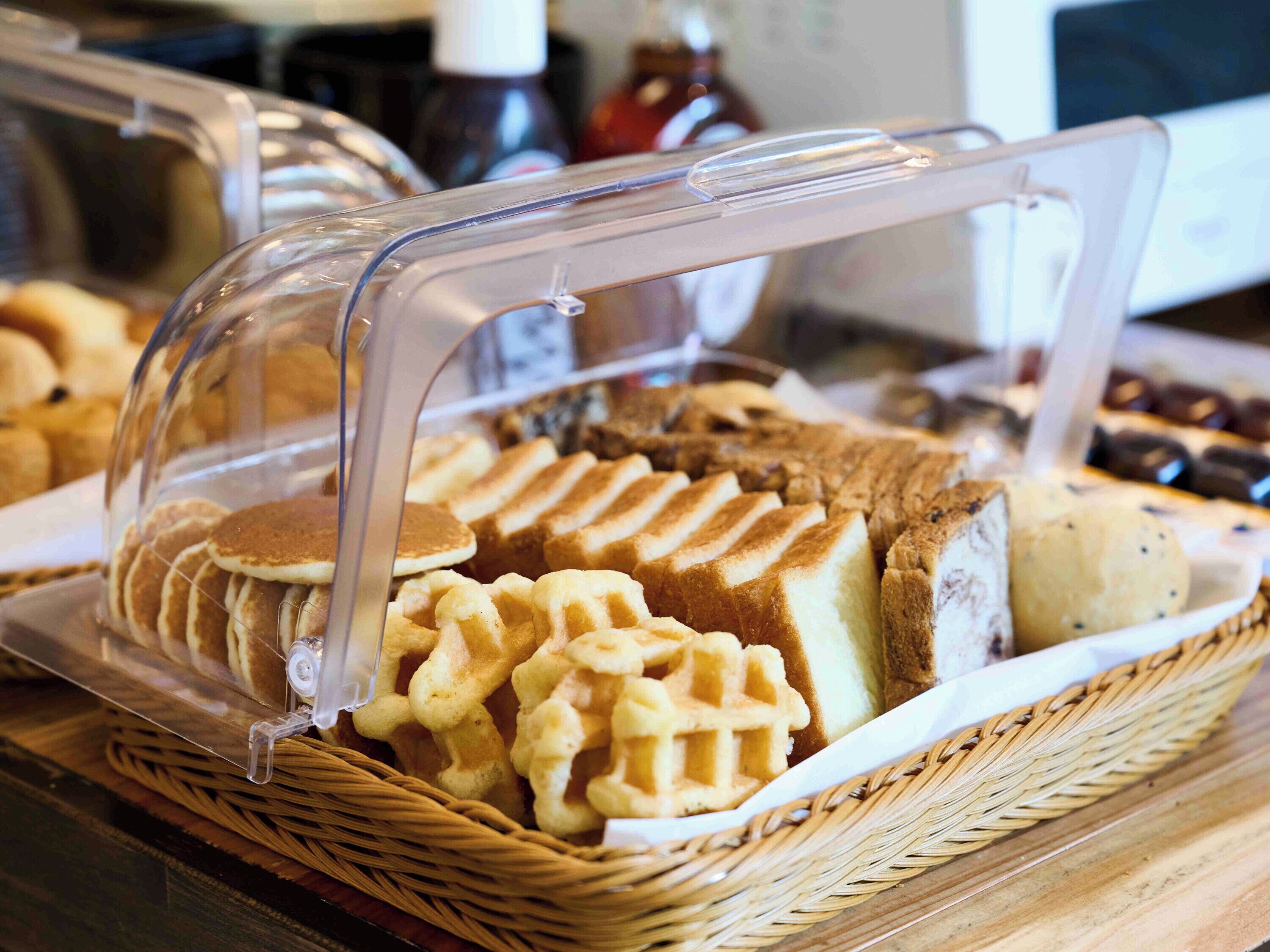 daily buffet breakfast (jpy 1800 per person)