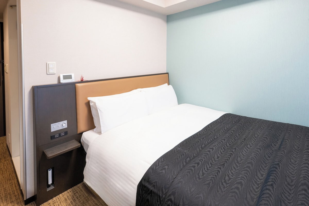 Down duvets, desk, free wired Internet