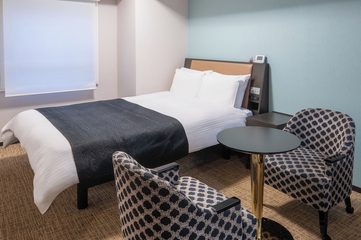 Double Room, Non Smoking | Down duvets, desk, free wired Internet