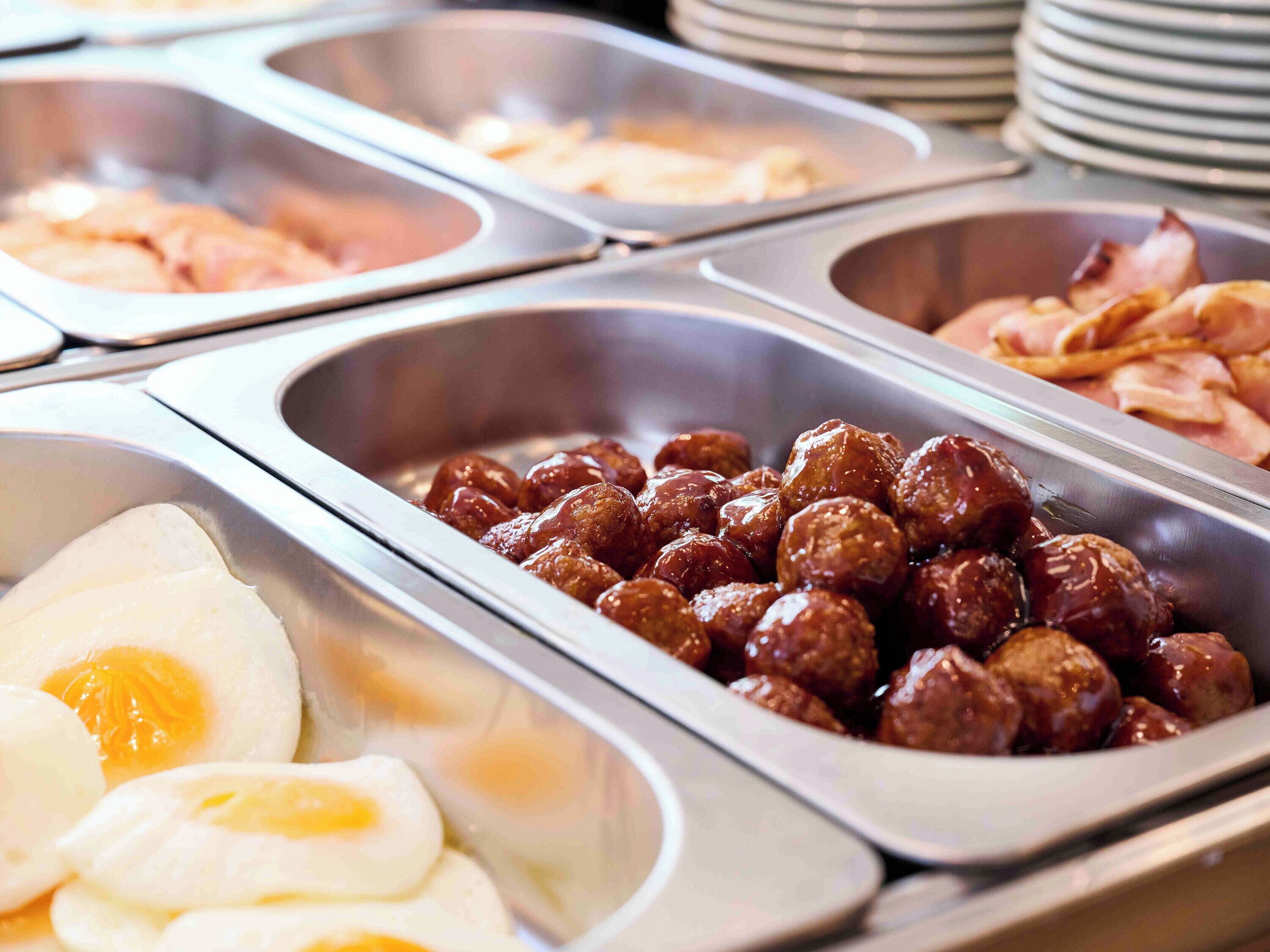 daily buffet breakfast (jpy 1800 per person)