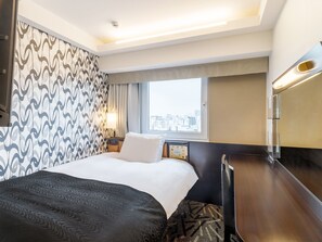 A hotel room with a bed, a desk, a window with a city view, and a patterned wall. - APA Hotel Asakusa Kuramae Ekimae (Tokyo)