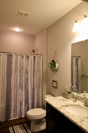 シャワー付き浴槽、タオル、石鹸、シャンプー