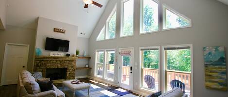 تلفزيون ذكي، مدفأة، كُتُب