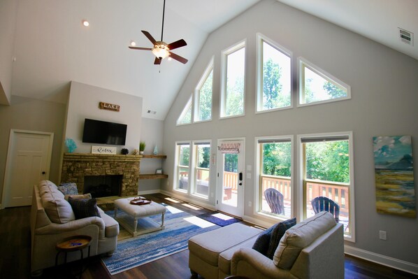 スマートテレビ、暖炉、書庫