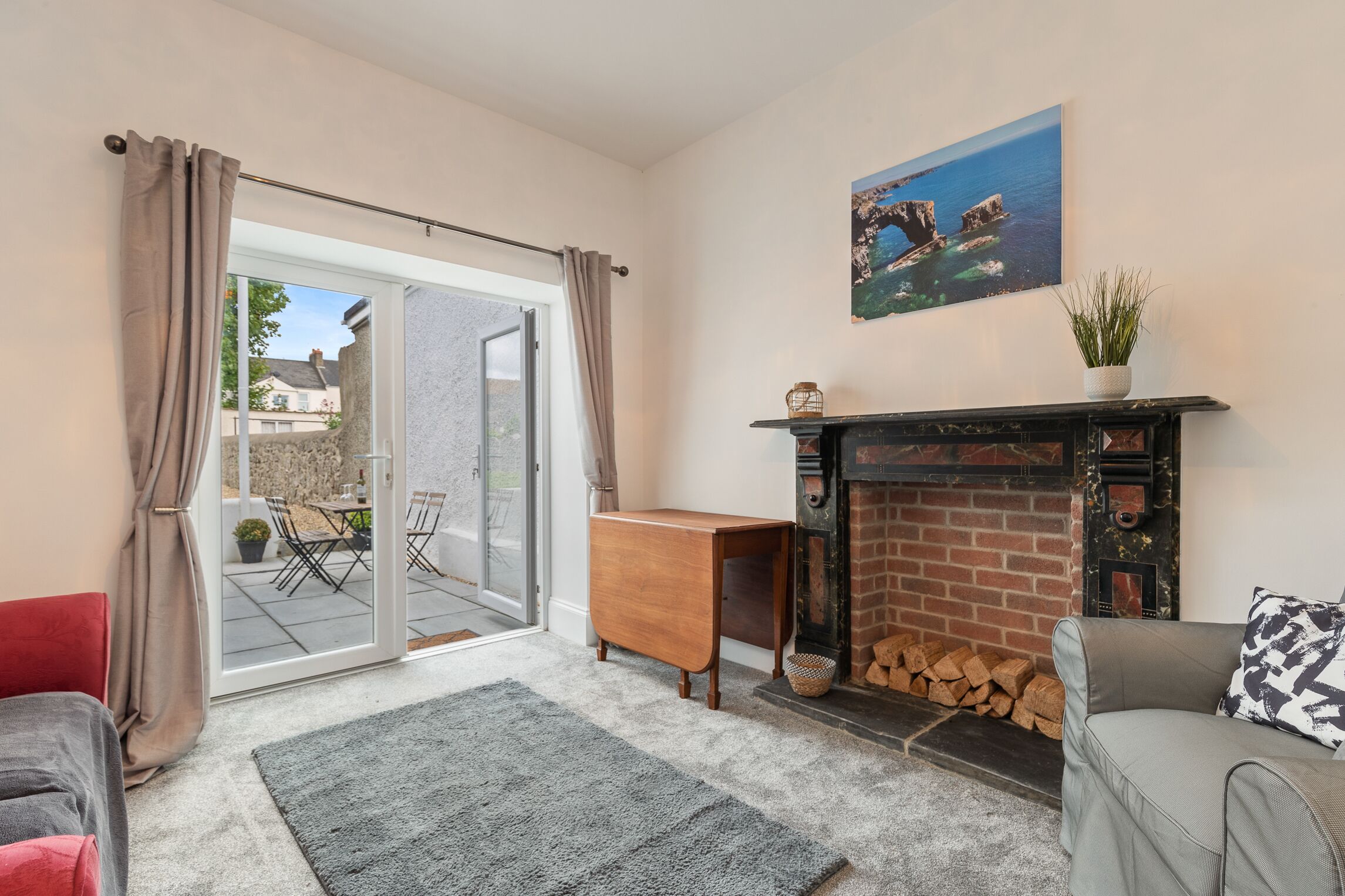 Smart TV, fireplace