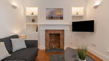Smart TV, fireplace