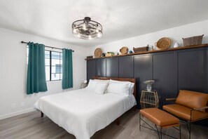 2 slaapkamers, een bureau, een strijkplank/strijkijzer, reisbedje