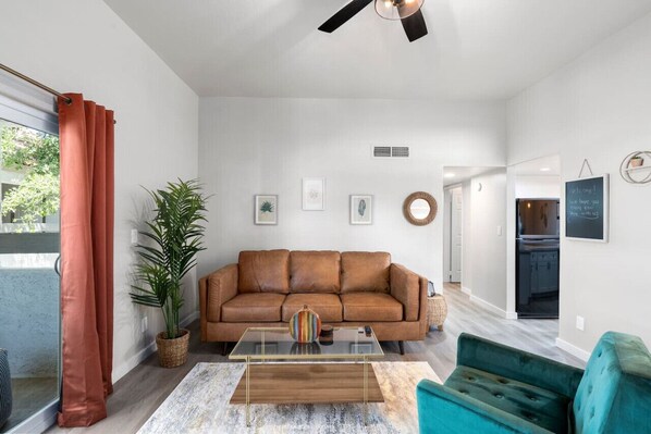 Een smart-tv, een open haard en een kantoor