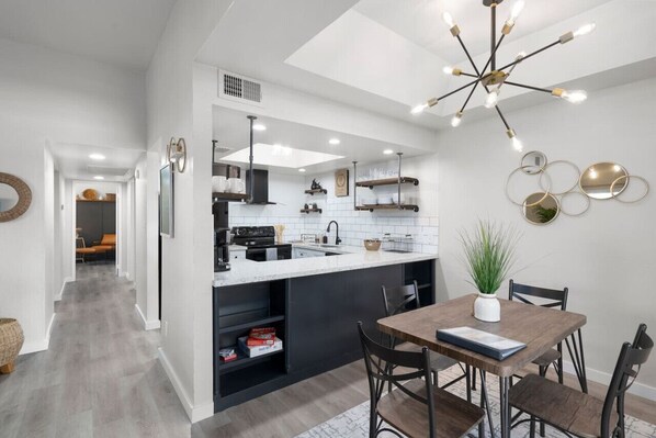 Fridge, microwave, oven, stovetop - Pool+Hot Tub ~ Boho Cozy Home ~ Work From Home (Scottsdale)