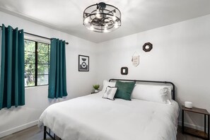 2 bedrooms, desk, iron/ironing board, travel crib - Pool+Hot Tub ~ Boho Cozy Home ~ Work From Home (Scottsdale)