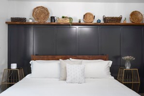 2 bedrooms, desk, iron/ironing board, travel cot - Pool+Hot Tub ~ Boho Cozy Home ~ Work From Home (Scottsdale)