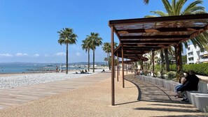 On the beach, sun loungers - Magnificent 2/4-person beachfront apartment near CAP 3000 (Saint-Laurent-du-Var)