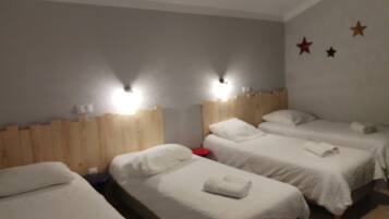 3 habitaciones, tabla de planchar con plancha y cuna de viaje