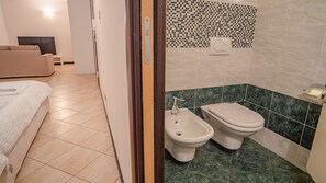 Doccia, set di cortesia gratuito, asciugacapelli, bidet