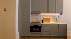 Een koelkast, een magnetron, een oven, een kookplaat