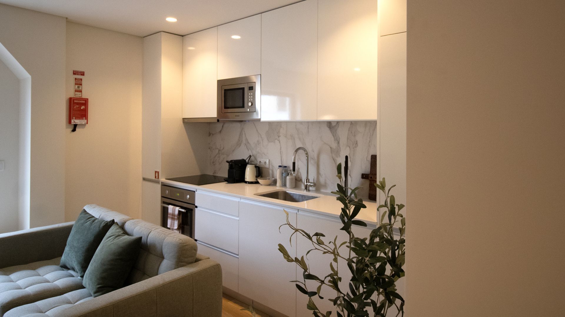 Kjøleskap, mikrobølgeovn, ovn og kokeplater