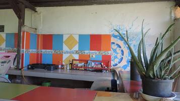 Refrigerador, parrilla de estufa, licuadora y utensilios de cocina