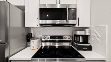 Køleskab, mikrobølgeovn, ovn, kogeplade