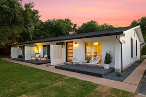 Exterior - Zilker Haus Bungalow, Walk to Zilker (Austin)