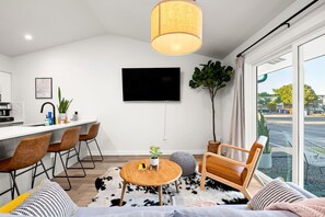 TV - Zilker Haus Bungalow, Walk to Zilker (Austin)
