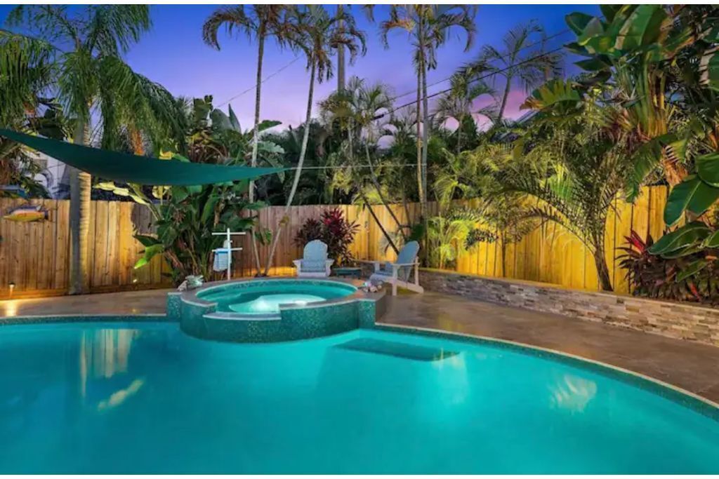Wow-Tropical paradise in Jupiter 3Bed  2BA with heated saltwater pool and spa.  