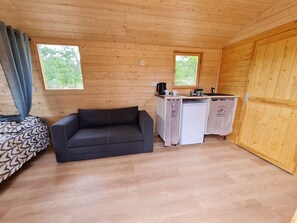 1 bedroom, bed sheets - Roulotte en Bois (MARTIGUES (LA COURONNE CARRO))