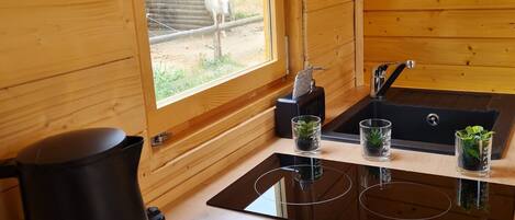 ثلاجة، ميكروويف، موقد طهي مسطح، غلّاية كهربائية