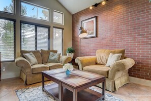 Smart TV, tavolo da calcetto, libri