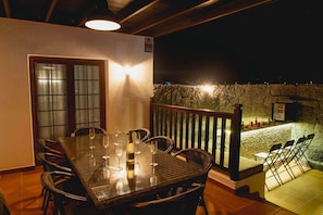 Outdoor dining - Villa Vista Reina | 6 Bedroom Villa with Private Pool in Playa Blanca (Playa Blanca)