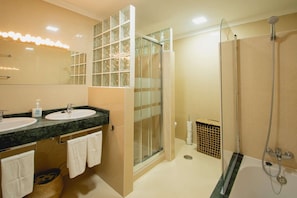 Bathroom - Villa Vista Reina | 6 Bedroom Villa with Private Pool in Playa Blanca (Playa Blanca)