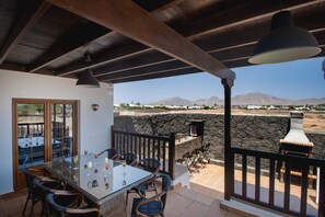 Outdoor dining - Fabulous 6 bed- Luxury Villa - Great location - Great Views - Heated Pool (Playa Blanca)