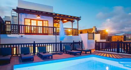 Fabulous 6 bed- Luxury Villa - Great location - Great Views - Heated Pool