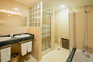 Combined shower/bathtub, hair dryer, towels, soap - Fabulous 6 bed- Luxury Villa - Great location - Great Views - Heated Pool (Playa Blanca)
