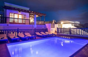 Una piscina al aire libre, una piscina climatizada