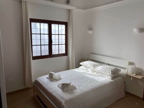 2 chambres, bureau, fer et planche à repasser, lit parapluie