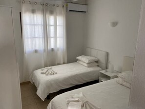 2 habitaciones, escritorio y tabla de planchar con plancha 