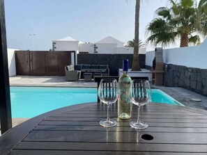 Una piscina al aire libre, una piscina climatizada